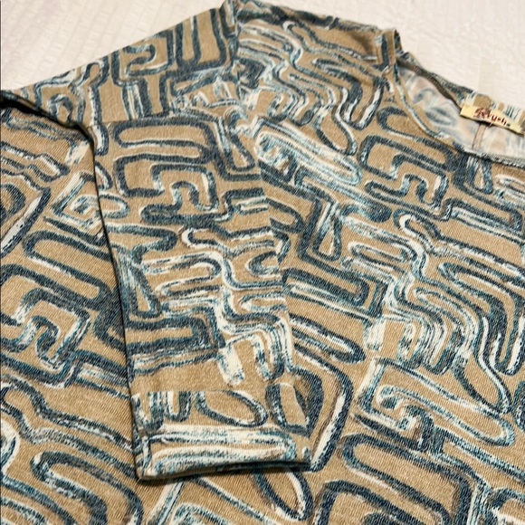 Abstract Patterned Women's Top - Picture 6 of 8